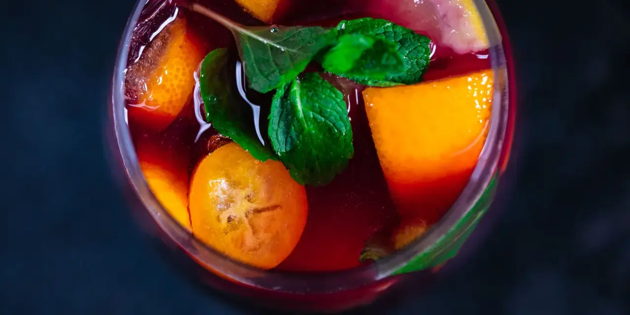 Erfrischende Sangria mit Orangen, Zitronen und Minze. Ein perfektes Sangria Rezept für heiße Tage.