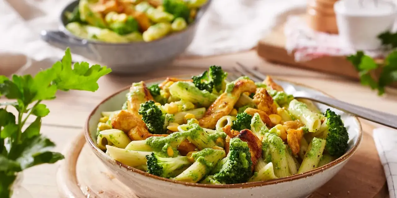 Leckere Penne mit Hähnchen, Brokkoli und Mais in cremiger Kräutersauce – ein ideales Gericht für gesunde Rezepte zum Abnehmen.