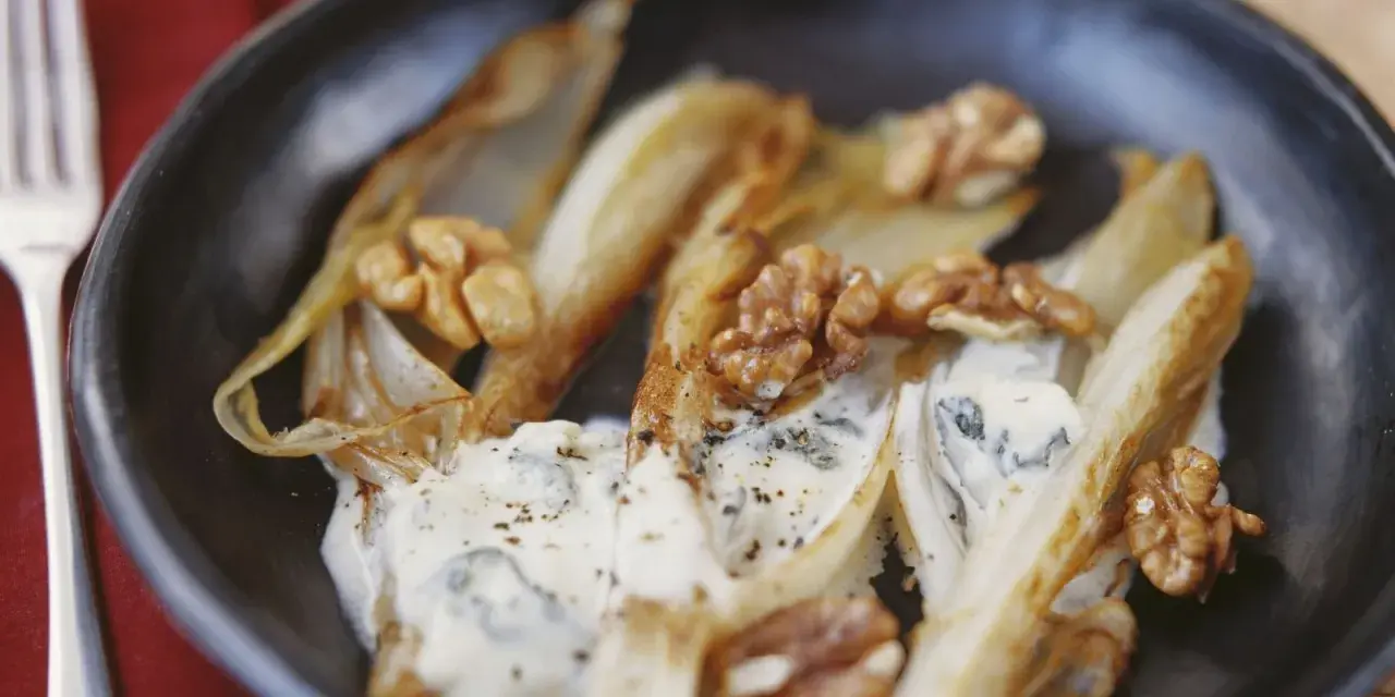 Gebratener Chicorée mit Gorgonzola und Walnüssen, eine italienische Köstlichkeit.