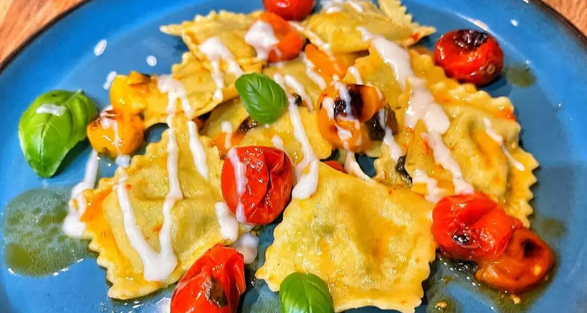 Ravioli mit Kirschtomaten und Basilikum, ein köstliches Beispiel für italienische Pasta Rezepte vegetarisch.