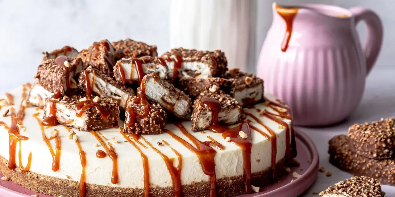 Ein cremiger Käsekuchen, dekoriert mit karamellisierten Maxi King Stücken und Karamellsauce. Ein Traum für jeden Kuchenliebhaber!