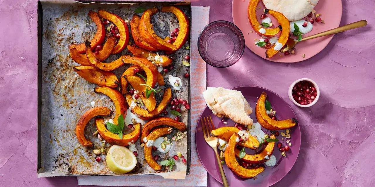 Gerösteter Kürbis mit Granatapfelkernen und Minze. Tolle Ideen für dein nächstes Grillen!