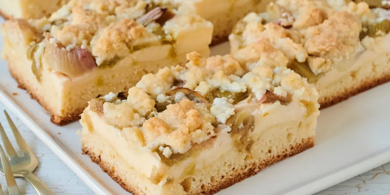 Saftiger Rhabarberkuchen mit Pudding vom Blech, bestreut mit knusprigen Streuseln. Ein Genuss für jeden Kaffeetisch!