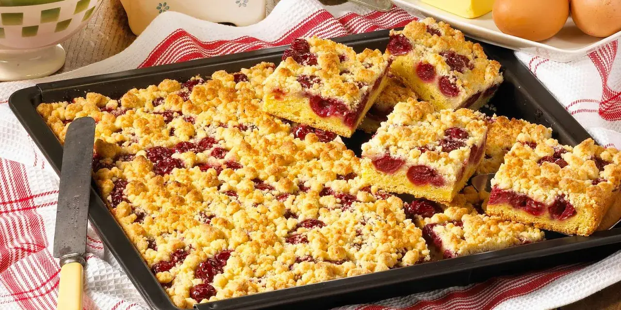 Omas Kirschkuchen vom Blech, saftig mit Streuseln und vielen Kirschen. Ein Klassiker, der immer schmeckt.