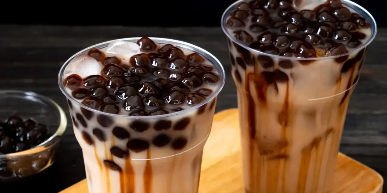 Zwei leckere Bubble Teas mit braunen Perlen und Karamellsauce. Perfekt, wenn du Lust hast, Bubble Tea Perlen selber machen.