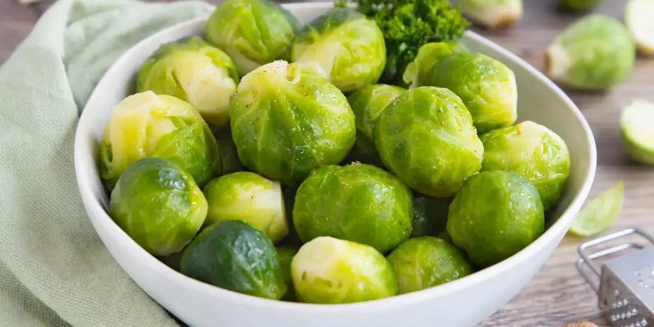 Frisch zubereiteter Rosenkohl, wie Oma ihn machte, in einer Schüssel mit Petersilie. So einfach und lecker!
