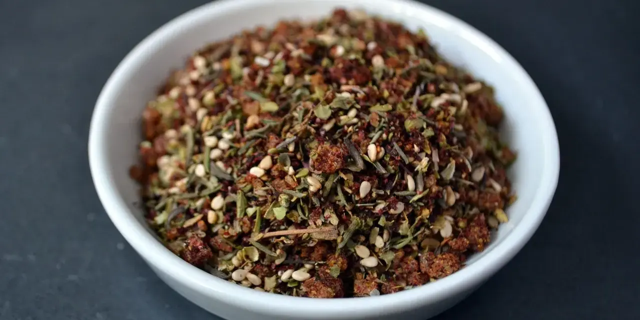 Eine Schale mit Zatar, einer aromatischen Gewürzmischung aus Kräutern, Sesam und Sumach.