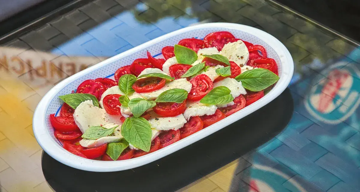 Ein einfaches rezept tomate mozzarella mit frischem Basilikum, perfekt für einen leichten Genuss.