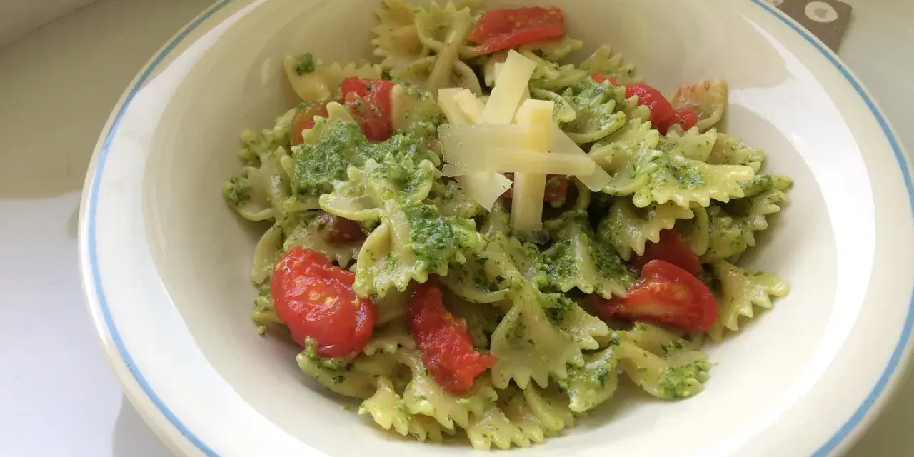 Farfalle Salat mit Pesto, Kirschtomaten und Parmesan. Ein köstliches Gericht, das Lust auf mehr macht.