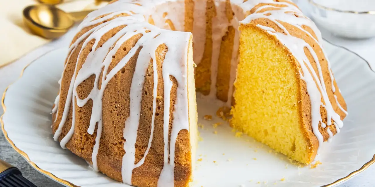 Ein saftiger Gugelhupf, verziert mit einem weißen Zuckerguss, der an Vanillepudding erinnert. Perfekt für jeden Anlass!