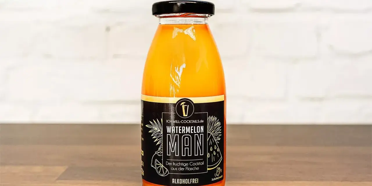 Flasche mit dem "Watermelon Man" Cocktail, einem fruchtigen, alkoholfreien Getränk.