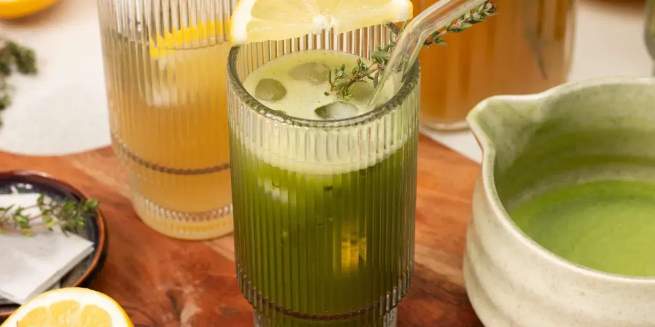 Erfrischender grüner Eistee mit Zitrone und Minze, perfekt zum Eistee selber machen. Daneben ein Glas gelber Eistee.