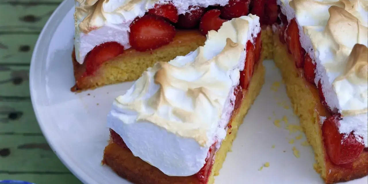 Rhabarber-Baiser-Torte, ein Klassiker der Landfrauen, mit saftigen Erdbeeren und luftigem Baiser.