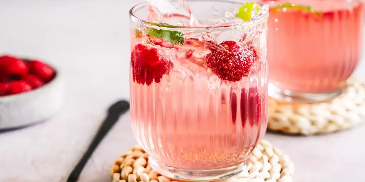 Erfrischender wild berry spritz mit spritzenden Himbeeren und Minze.