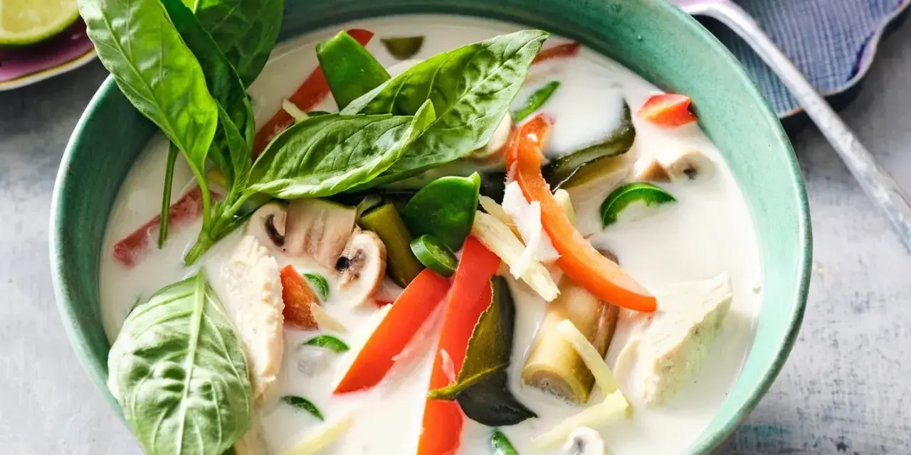 Tom Kha Gai, eine cremige Kokosmilchsuppe mit Hühnchen, Pilzen und Gemüse. Der Unterschied zu Tom Yam Gai liegt in der Kokosmilch.