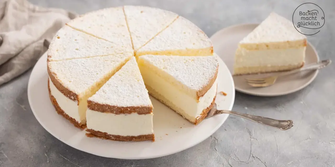 Leichter Biskuitkuchen mit cremiger Füllung, bestäubt mit Puderzucker. Neue Kuchen Rezepte zum Nachbacken.