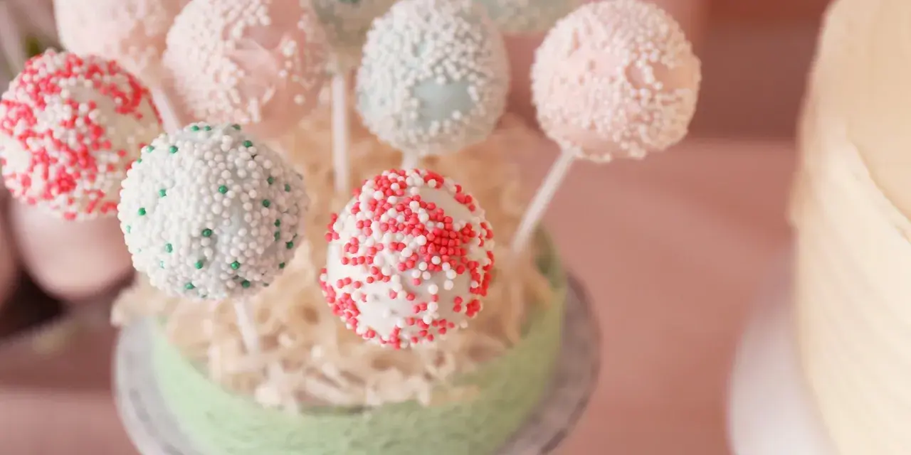 Bunte Cake Pops mit Zuckerstreuseln, perfekt für ein einfaches cake pops rezept.
