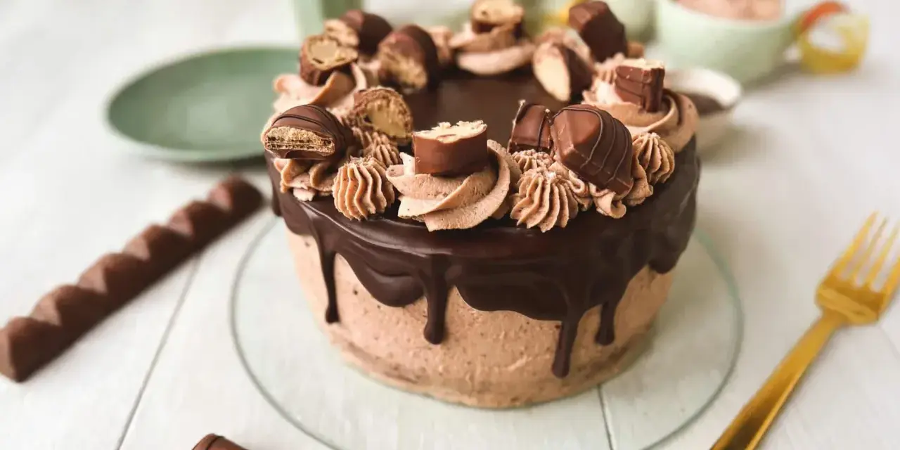 Eine köstliche Kinder Bueno Torte mit Schokoladenglasur und vielen Bueno-Stücken verziert. Ein Traum für jeden Schokoladenliebhaber!