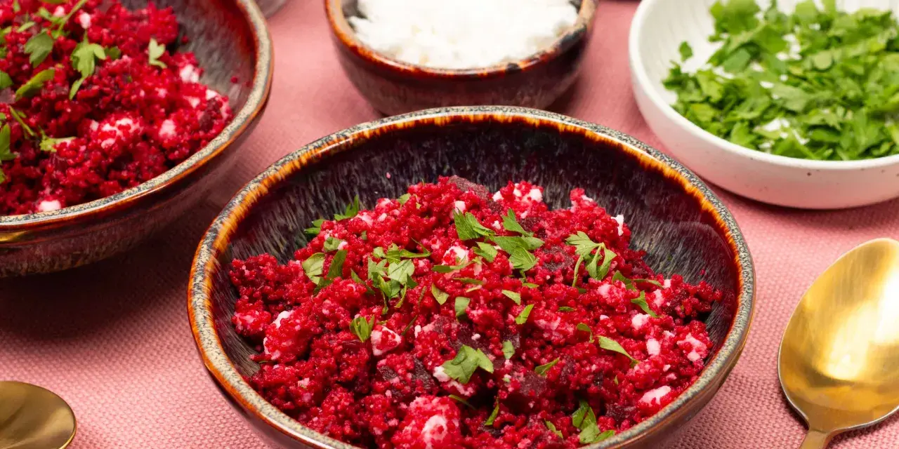 Rote Bete Couscous Salat mit Feta und Petersilie, garniert mit frischen Kräutern. Ein farbenfroher und gesunder Genuss.