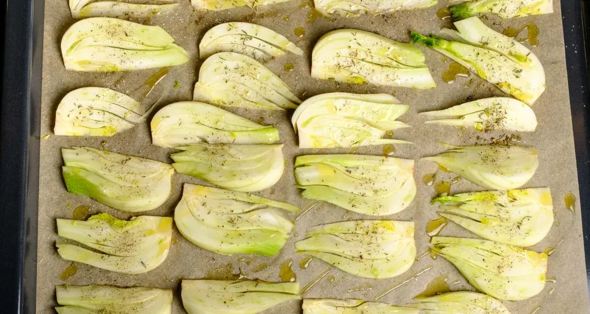 Vorbereiteter Fenchel für den Ofen, mit Olivenöl und Kräutern gewürzt, bereit für ein italienisches Gericht.