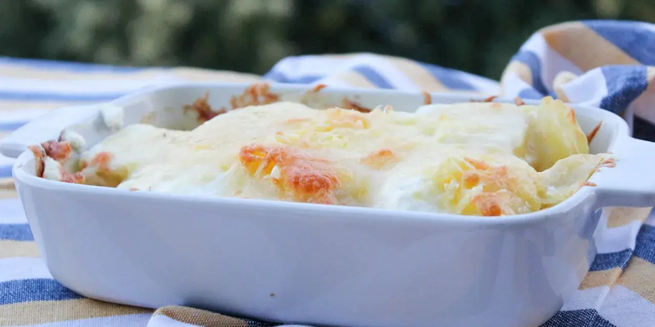 Herzhaftes Kohlrabi-Gratin mit goldbrauner Käsekruste, perfekt für ein köstliches Kohlrabi Rezept.