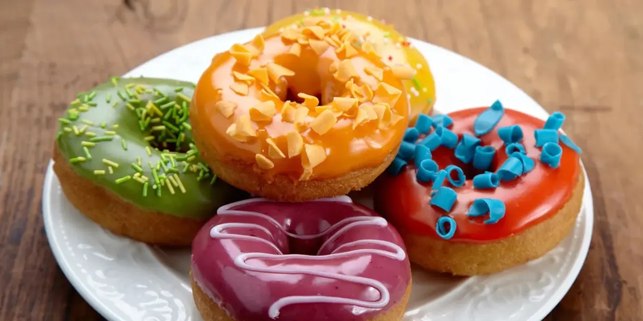 Bunte Mini Donuts mit Glasur und Streuseln, perfekt für ein schnelles Mini Donuts Rezept.