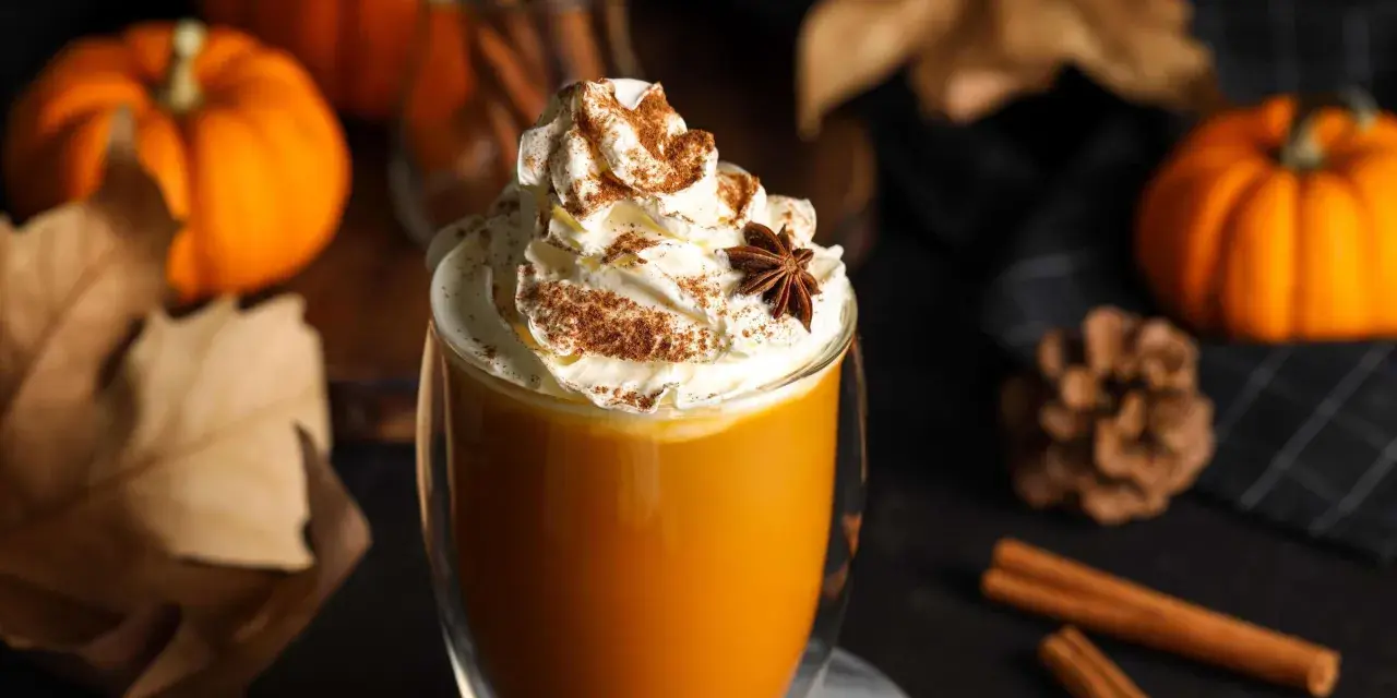 Ein cremiger, warmer Genuss: Pumpkin Spice Latte ohne Kaffee, gekrönt mit Sahne, Zimt und Sternanis. Perfekt für gemütliche Herbsttage.