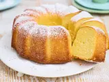 Ein goldbrauner Gugelhupf, bestäubt mit Puderzucker. Dieser Kuchen mit vielen Eiern duftet herrlich und ist bereit zum Genießen.