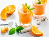 Erfrischender Aperol mit Orangensaft, garniert mit frischer Minze und Orangenspalten. Perfekt für einen sonnigen Nachmittag.