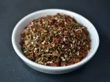 Eine Schale mit Zatar, einer aromatischen Gewürzmischung aus Kräutern, Sesam und Sumach.