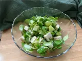 Erfrischender Salat mit grünen Weintrauben, Feta und Gurke in einer Glasschüssel.