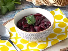 Schüssel mit Kidneybohnen, garniert mit Koriander. Sind Kidneybohnen gesund? Ja, sie sind eine tolle Proteinquelle!