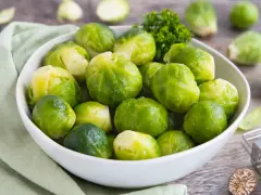 Frisch zubereiteter Rosenkohl, wie Oma ihn machte, in einer Schüssel mit Petersilie. So einfach und lecker!