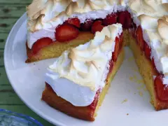 Rhabarber-Baiser-Torte, ein Klassiker der Landfrauen, mit saftigen Erdbeeren und luftigem Baiser.