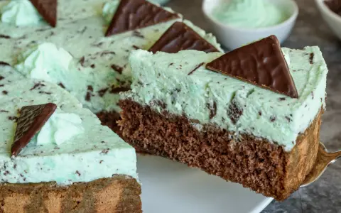 Ein Stück After Eight Kuchen mit Schokoladenboden und Minzcreme, dekoriert mit Schokoladendreiecken.
