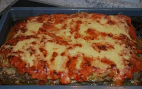 Herzhafte Hackfleischpizza vom Blech, wie von Landfrauen gemacht, mit geschmolzenem Käse und Tomatensoße.