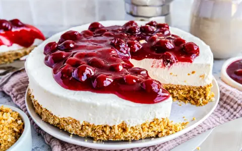 Ein köstlicher, schneller Kuchen ohne Backen mit Kirschen und cremigem Frischkäse auf Keksboden. Perfekt für heiße Tage!