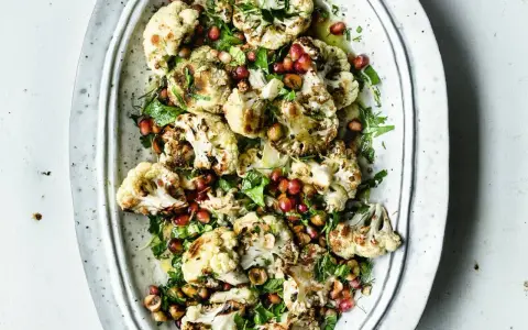 Gegarter Blumenkohlsalat mit Granatapfelkernen und Kräutern, inspiriert von leckeren gekochter blumenkohlsalat rezepte.