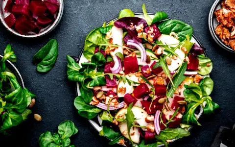 Ein bunter, traditioneller Rote Bete Salat mit Birne, Nüssen und frischem Grün.