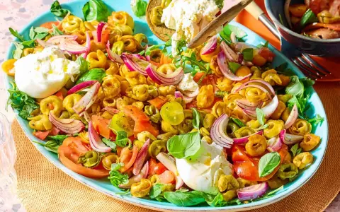 Tortellini-Salat mit Tomaten, Oliven, Zwiebeln und Burrata – die besten Salate zur Party.