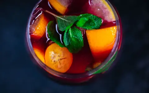 Erfrischende Sangria mit Orangen, Zitronen und Minze. Ein perfektes Sangria Rezept für heiße Tage.