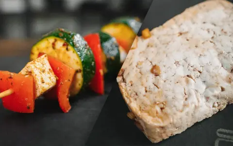 Gemüse-Spieß mit mariniertem Tofu und ein Stück Tofu. So einfach ist es, was ist tofu!