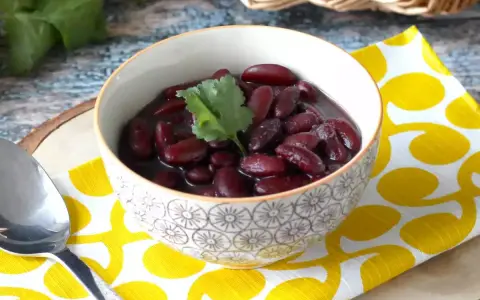 Schüssel mit Kidneybohnen, garniert mit Koriander. Sind Kidneybohnen gesund? Ja, sie sind eine tolle Proteinquelle!