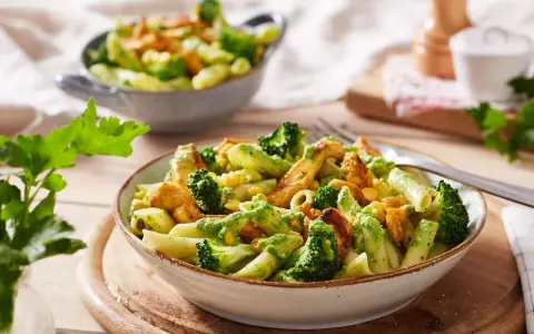 Leckere Penne mit Hähnchen, Brokkoli und Mais in cremiger Kräutersauce – ein ideales Gericht für gesunde Rezepte zum Abnehmen.