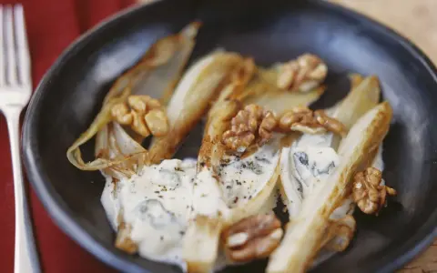 Gebratener Chicorée mit Gorgonzola und Walnüssen, eine italienische Köstlichkeit.