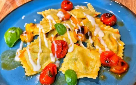 Ravioli mit Kirschtomaten und Basilikum, ein köstliches Beispiel für italienische Pasta Rezepte vegetarisch.