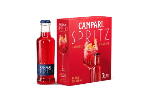 Campari Spritz: eine Flasche und eine rote Box mit drei Flaschen des Aperitifs, bereit zum Genießen.
