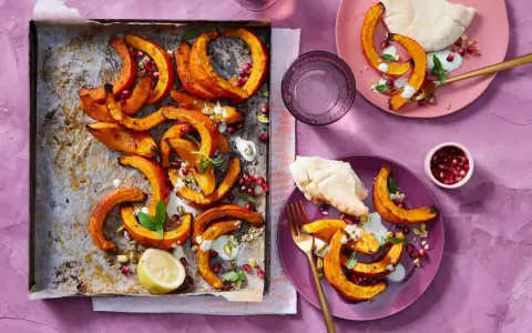 Gerösteter Kürbis mit Granatapfelkernen und Minze. Tolle Ideen für dein nächstes Grillen!