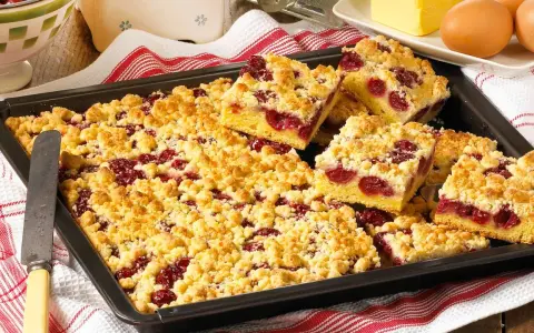 Omas Kirschkuchen vom Blech, saftig mit Streuseln und vielen Kirschen. Ein Klassiker, der immer schmeckt.