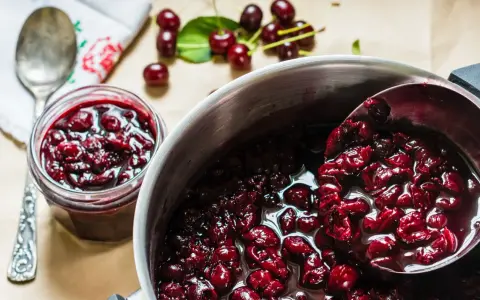 Frisch gekochter Kirschsaft, bereit zum Abfüllen. So einfach ist es, Kirschsaft selber machen!